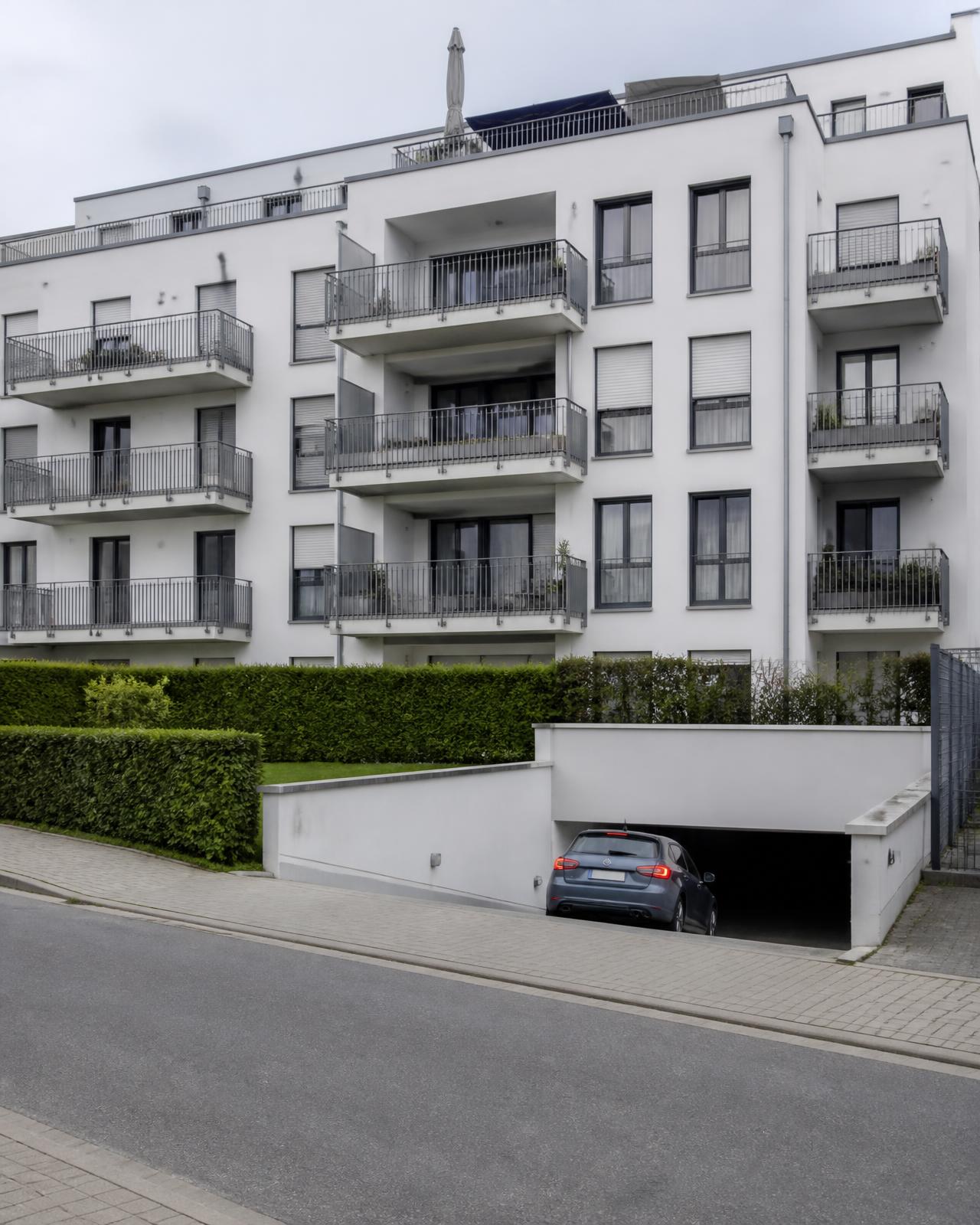 Auto fährt am Abend in die Tiefgarage einer Wohnanlage ein